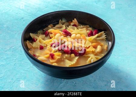 Vegane Suppe mit Gemüse, Nudeln und Bohnen Stockfoto