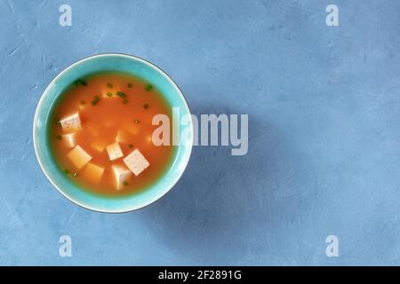 Miso-Suppe mit Tofu und grünen Zwiebeln Stockfoto