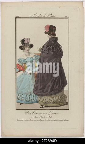 Petit Courrier des Dames, 1823, No. 109 : Manteau de Satin ein Halsband de velours; (...).Frau, auf dem Rücken gesehen, in einer Schale aus Satin mit einem Kragen aus Samt. Auf dem Kopf ein Hut aus Samt, verziert mit einem Federbündel. Neben ihr eine sitzende Frau in einem hellblauen Kleid mit einem Stick Fan in der Hand, auch mit einem Hut. Druck aus dem Modemagazin Petit Courier des Ladies (1821-1868). Stockfoto