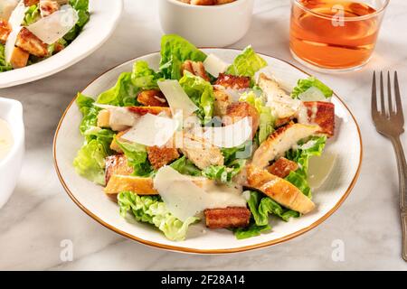Caesar Salat, das klassische Rezept auf weißem Marmorboden Stockfoto