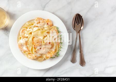 Pappardelle mit Garnelen und Rahmsoße Stockfoto