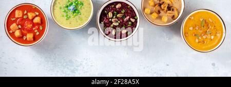 Veganes Suppenpanorama mit Platz für Text. Verschiedene Gemüsecremesuppen Stockfoto