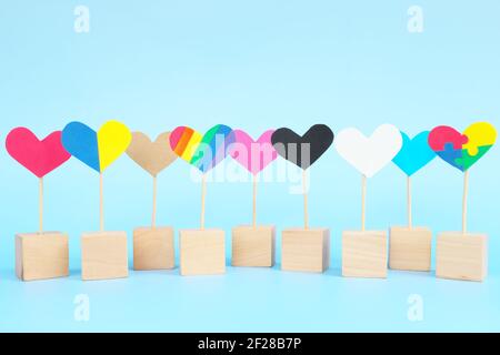 Kultur, Rasse, Geschlecht, Alter und allgemeine Gleichheit, Inklusion, Liebe und Vielfalt Konzept. Mehrfarbige Symbole in Herzform auf blauem Hintergrund. Stockfoto