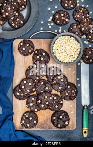 Hausgemachte weiße Schokolade Chip Cookies. Innen heraus Schokolade Chip Cookies Stockfoto