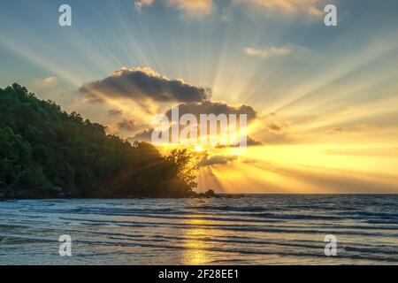 Sonnenaufgang auf der schönen Bucht begrüßen, dass der neue Tag in der touristischen Insel Phu Quoc, Vietnam Stockfoto