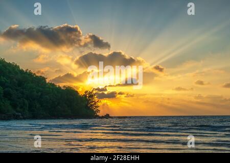 Sonnenaufgang auf der schönen Bucht begrüßen, dass der neue Tag in der touristischen Insel Phu Quoc, Vietnam Stockfoto