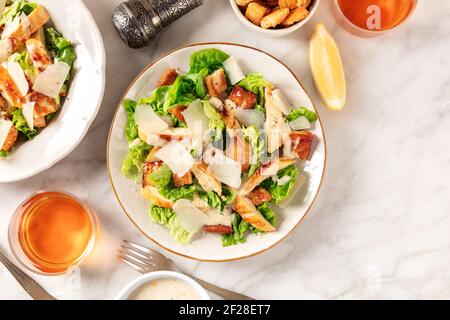 Caesar-Salat, Spitzenaufnahme auf weißem Marmorboden Stockfoto