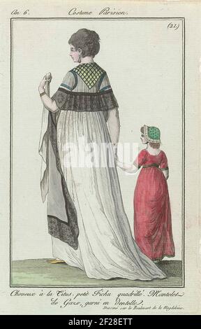 Journal des Dames et des Modes, Costume Parisien, 25 Mai 1798, an 6, (21.) : Cheveux à la Titus (...) Frau, auf der Rückseite gesehen, nach links gehend, mit einem Mädchen, das weitergeht. Das Haar 'à la titus'. Zum Hals ein kleiner karierter Fichu, um den ein Mantel aus Tüll, garniert mit Spitze. Sie trägt kurze Ärmel, hohe Taille und Trail. Zubehör: ohrring im linken Ohr, Taschentuch, Armbänder um beide Handgelenke, flacher Schuh mit spitzer Nase. Das Mädchen trägt ein farbiges Kleid mit kurzen Ärmeln. Auf dem Kopf ein gepunkteter Hut. Laut der Bildunterschrift wird diese Performance auf dem 'Boul' zum Leben erweckt Stockfoto