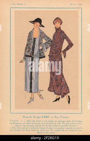 très Parisien, 1923, Nr. 3: Tissus der Georges Cerf ... Halt. Materialien von Georges CERF. 1. Schlichtes und gerades Kleid aus 'Crepe gros grain' mit mittleren schwarzen Bändern. Eine kleine kurze Paletteot aus bedrucktem 'crepe gros grain' macht diese Toilette zu einem charmanten Ensemble. 2. Eine 'Robe-Manteau' (Jacke) von 'Cachemire étrusque'. Der Kragen ist aus einem Streifen idem Stoff gefertigt und um den Hals gewickelt. Laut der Bildunterschrift ist die Flexibilität dieser Seitenstoffe ihr Charme und Erfolg. Druck aus dem Modemagazin Très Parisien (1920-1936). Stockfoto