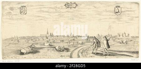 Gezicht op Franeker 1601.im Vordergrund zwei Männer, gekleidet nach der Mode von ca. 1600, auf einer Landstraße, die nach Franeker führt. Kühe auf der Wiese. Dahinter die Stadtmauer von Franeker. In der Luft in der Mitte eine Kartusche mit 'Franeker in Frisiam 1601', links die Waffe von Friesland, rechts von Franeker. Stockfoto