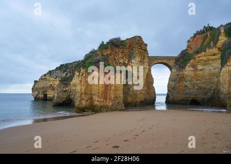 Praia dos estudantes Strand mit Bogenbrücke in Lagos, Portugal Stockfoto