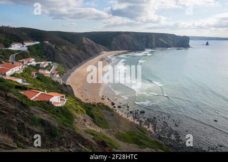 Praia da Arrifana Strand mit Surfern am atlantik Stockfoto