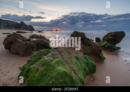 Strand Praia do amado bei Sonnenuntergang in Costa Vicentina, Portugal Stockfoto