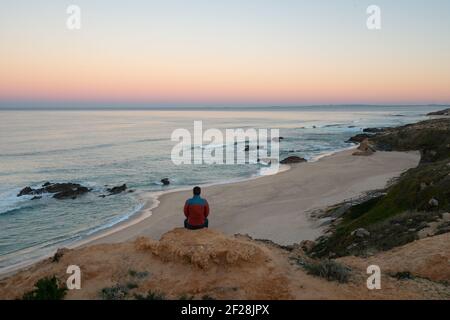 Man sieht Praia do Malhao Strandblick bei Sonnenaufgang, in Portugal Stockfoto