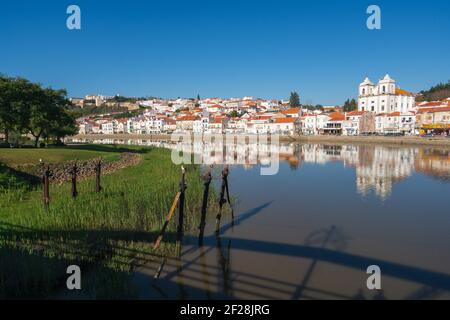 Blick auf das Stadtbild von Alcacer do Sal von der anderen Seite des Flusses Sado Stockfoto