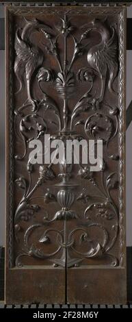 Platte aus Nussbaum (aus einem Schrank?) In Form eines stehenden Rechtecks. Das exportierte Feld ist auf drei Seiten von einem geschützten Rand mit einem Flechtenband verziert eingebettet und entlastet ein kandalfähiges Ornament mit symmetrischen Blattgetränken, auf denen zwei Grad Vögel im oberen. Stockfoto