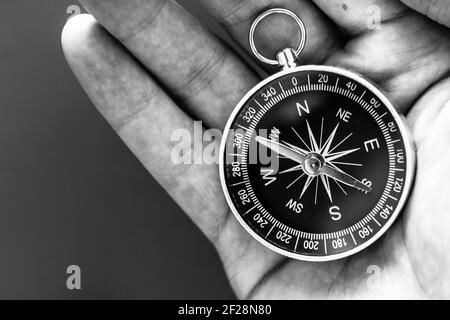 Innovationskonzept: Der Mensch hält einen Kompass in der Hand, Ausschnitt aus der Nahaufnahme Stockfoto