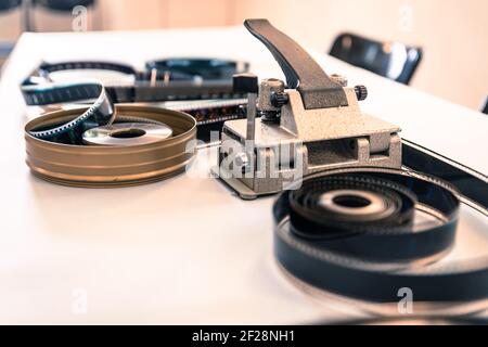 Filmrolle oder Filmstreifen auf einem Schneidetisch Stockfoto