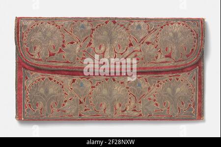 TAS in een plat, rechtekigmodel, van rood fluweel waarop borduursel in goud- en zilverdraad het opschrift 'Francois Louis Vander Wiellen' en 'Constantinopoli 1696'.Brieftasche in einem flachen, rechteckigen Modell aus rotem Samt. Vorder- und Rückseite sind fast vollständig mit Stickereien aus Gold- und Silberfaden mit kleinen Details aus blauer Seide verziert. Unter dem vorderen Ventil ist die Aufschrift 'Francois Louis Vander Wielen' gestickt. Auf der Rückseite ist in gewellten Buchstaben 'Constantinopoli 1696'. Das Innenfutter der Tasche besteht aus Leinen. Stockfoto