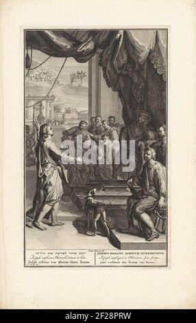 Jozef verklaart de dromen van de farao Joseph steht für den Pharao, der auf seinem Thron steht und seine Träume erklärt. Im Hintergrund die Magier und Gelehrten aus Ägypten, die die Träume nicht erklären konnten. Oben links waren die Träume abgebildet: Die sieben fetten und die sieben mageren Kühe. Ein Hund vorne. Unter der Show eine mereotric Erklärung in Latein, Hebräisch, Englisch, Deutsch, Niederländisch und Französisch. Oben ein Hinweis auf den Bibeltext in Gen. 41: 15-36. Stockfoto