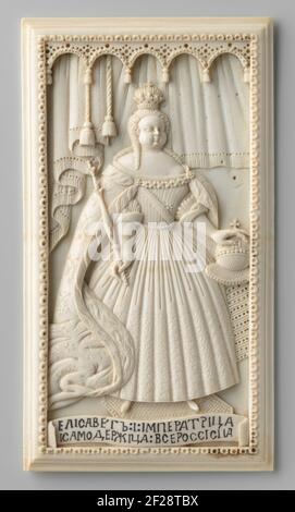 Keizerin Elisabeth I van Rusland (1709-1762).Sie ist in voller Verzierung unter einer Art Ballsaal und leicht rechts auf einem Teppich. In der rechten Hand hält sie ein Zepter, die linke legt sie auf den Globus, der auf einen Tisch gelegt wird. Sie hat eine Krone auf ihrem Kopf, entlang der das Haar in lange Sauger über die Schultern und Brust fällt. Über ein Kleid mit einem breiten, hervorragenden Faltenrock mit tiefem, stiefelförmigen Halsausschnitt und halblangen Ärmeln mit eingesparten Manschetten trägt sie einen doppelköpfigen Adler verziert und mit einem Ermine-plugged Mantel, der von vorne offen ist, aber vorne zusammengehalten wird Stockfoto
