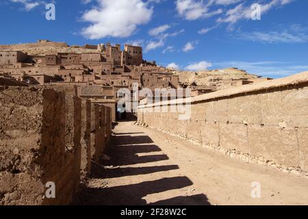 OUARZAZATE, MAROKKO - 22. NOVEMBER; 2018 Ende der Brücke nach Ksar von Ait-Ben-Haddou im Hohen Atlas der Sahara-Wüste Stockfoto