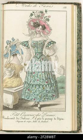 Petit Courrier des Dames, 1828, Nr. 588: Chapeau de crèpe....stehende Frau in einem Junior von Foulard mit Blumenmuster gekleidet. Kurze Puffärmel, auf denen transparente Schafsbolzen Ärmel. Auf dem Kopf ein Krepphut. Zu den Schultern ein langer Schal mit den Spitzen der Fransen. Druck aus dem Modemagazin Petit Courier des Ladies (1821-1868). Gebunden (mit ein paar Seiten. Le Journal des Ladens et des Modes). 15. Januar 1827 bis 20. März 1830. Unvollständig. Stockfoto