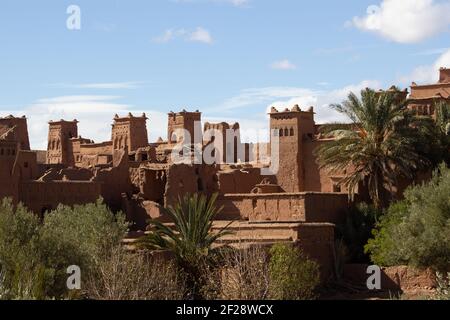 OUARZAZATE, MAROKKO - NOVEMBER 22; 2018 Dächer von Ksar von Ait-Ben-Haddou im Hohen Atlas der Sahara-Wüste mit einigen Wolken Stockfoto