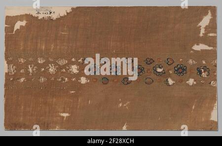 Weefselfragment met clavus (?).natürliches Leinengewebe Fragment mit einem dekorativen Streifen in Linien von sechs dickeren Gebühren. Der Zierstreifen ist mittig eine Folge von Blüten in dunkelblau, rot und gelb auf beiden Seiten Motive stilisierter Blumen und Blätter in dunkelblau, rot, Gans und gelb. Ein gepunktetes Muster in rot und gelb. Diese Motive sind aus Wolle und Tapisterstechnik gefertigt. Stockfoto
