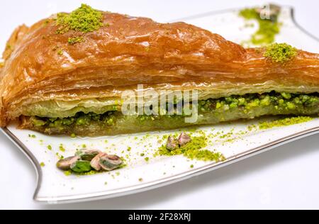 Türkische Baklava. Pistazien Baklava. Baklava mit Walnuss. Auger Baklava. Türkisches Dessert. Sherbet Dessert. Stockfoto