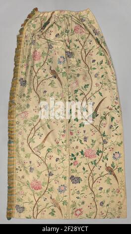 Vorhang aus bemalter Seide mit Blumen und Vögeln verziert. Vorhang aus bemalter Seide. Auf einer feinen weißen Querseite wurde eine Konsignationszeichnung gedruckt und ein von Hand farbiges Gemälde (?), dessen Muster aus einem aufsteigenden, welligen, verzweigten und blühenden Stamm besteht, auf dem zwei Fasane sitzen und um den sich ein grüner Rang windet. Die Blüten sind: Lotus von rot und weiß große lila und rosa-rote Pfingstrose, Lotus von blau und rosa, lila und rosa Nelke und Fantasy-Blumen in Rose, lila, gelb und bleu. Die Blätter entsprechen denen der Chrysanthemen. Der Vorhang besteht aus zwei Jobs. Lini Stockfoto