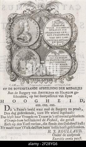 Zwei Wertmarken, verteilt an den Prinzen von den Städten Haarlem und Amsterdam, 1747; auf dem Bild oben der medas im Burgery von Amsteldam und Haarlem gespendet, auf dem Durchschreiten seiner Hoheit (...). Blatt mit Darstellungen von beiden Seiten der Token auf der Erhebung des Prinzen von Oranien zu Stadholder, verteilt von den STÄDTEN HAARLEM UND AMSTERDAM AN IHRE BÜRGER ZU EHREN DES PRINZEN PASSE DURCH DIE STÄDTE, jeweils 17 und 12 Mai 1747. Auf dem Blatt unter dem Teller EIN Fresh auf den Marken. Blatt Aufgaben aus einem Buch und gedruckt auf beiden Seiten. Stockfoto