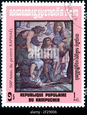 KAMPUCHEA - UM 1983: Eine in Kampuchea gedruckte Briefmarke, zeigt die Schule im Athener Fresko (Details): Euklid und Jünger, von Raphael, um 1983 Stockfoto