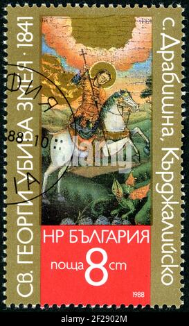 BULGARIEN - UM 1988: Eine in Bulgarien gedruckte Briefmarke, die die Ikone aus Drabischna zeigt, die St. Georg den Drachen tötet, um 1988 Stockfoto