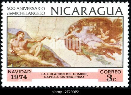 NICARAGUA - UM 1974: Eine in Nicaragua gedruckte Briefmarke, Weihnachtsausgabe, zeigt das Gemälde von Michelangelo - die Schöpfung Adams, um 1974 Stockfoto