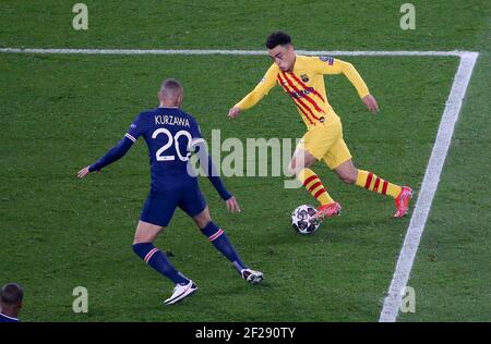 Sergio Dest von Barcelona, Layvin Kurzawa von PSG (links) während der UEFA Champions League, Runde von 16, 2nd Bein Fußballspiel zwischen Paris Saint-Germain (PSG) und FC Barcelona (Barca) am 10. März 2021 im Parc des Princes Stadion in Paris, Frankreich - Foto Jean Catuffe / DPPI Stockfoto