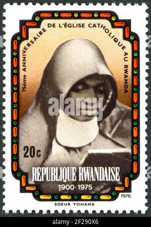 Eine in Ruanda gedruckte Briefmarke, die dem 75th. Jahrestag der römisch-katholischen Kirche von Ruanda gewidmet ist, zeigt das Porträt von Schwester Yohanna, um 1976 Stockfoto