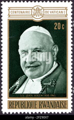 Eine in Ruanda gedruckte Briefmarke, die dem 100th. Jahrestag des Ersten Vatikanischen Konzils gewidmet ist, zeigt das Porträt von Papst Johannes XXIII. (1959-1963) Stockfoto