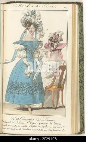 Petit Courrier des Ladies, 5. Mai 1828, Nr. 552: Robe de Gros de Naples Brodée .... stehende Frau in einem Gerinnsel gestickter Gros de naples. Coiffure und Hut von Guerin. Taschentuch in der Hand. Der gleiche Jap und Hut, auf der Rückseite gesehen. Druck aus dem Modemagazin Petit Courier des Ladies (1821-1868). Gebunden (mit ein paar pp. Le Journal des Ladens et des Modes). 15. Januar 1827 bis 20. März 1830. Unvollständig. Stockfoto