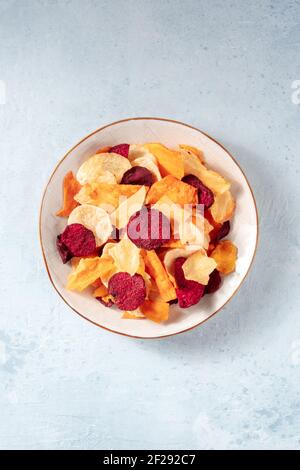 Gesunde Obst-und Gemüsechips, von oben geschossen Stockfoto