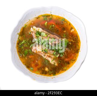 Köstliche Lammsuppe mit Gemüse. Isoliert auf weißem Hintergrund. Stockfoto