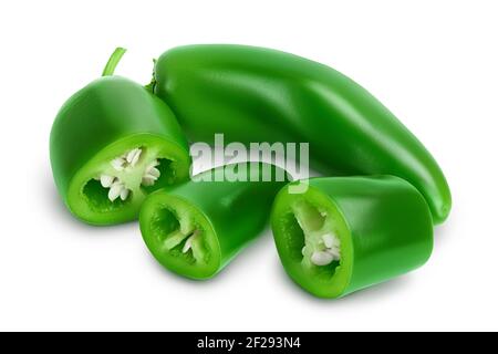 Jalapeno Paprika isoliert auf weißem Hintergrund. Grüner Chili-Pfeffer mit Schnittpfad und voller Schärfentiefe. Stockfoto