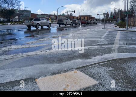 Hagel und Eis von einem kalten Wintersturm bedecken die Straßen und Gebäude im März 2021 in Santa Rosa, Kalifornien Stockfoto