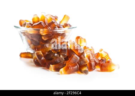 Gelee Bonbons mit Cola-Geschmack isoliert auf weißem Hintergrund. Stockfoto