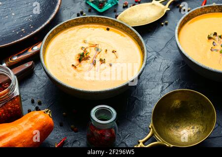 Cremige Kürbissuppe in einer Schüssel.Kürbis- und Karottensuppe.Diätkost Stockfoto