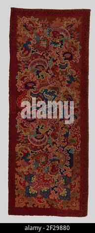 Karpet versierd met palmetten en schulpen.Carpet. Auf der dunkelroten Fond in der Mitte, quer, eine Omega-förmige Palme mit blau und grün, mit gebrochenen c-Voluten überprüft und flankiert von skurrilen gezackten Paprika in dunkelblau, rosa, orange, senfgelb, rot und violett; Alle Unterstände bestehen aus konzentrischen Formen in verschiedenen Nuancen und sind von schwarzen oder weißen Linien umgeben. In zwei Ecken eine gekippte rote Palmette, aus der ein Zweig mit drei blauen Palmets entspringt. Von diesen sind die Konturen ebenfalls mehrfarbig und mit skurrischer Ausstrahlung umgeben. Der Rand zeigt Leoparden Stockfoto