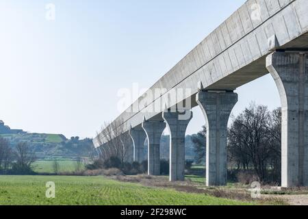 Tiefere Ansicht eines modernen Aquädukts mit seinen Betonsäulen. Tiefbauarbeiten. Wasserverkehrsinfrastruktur Stockfoto