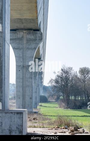 Tiefere Ansicht eines modernen Aquädukts mit seinen Betonsäulen. Tiefbauarbeiten. Wasserverkehrsinfrastruktur Stockfoto