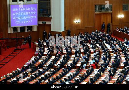 Peking, China. März 2021, 11th. Die Abschlusssitzung der vierten Sitzung des Nationalen Volkskongresses 13th (NPC) findet am 11. März 2021 in der Großen Halle des Volkes in Peking, der Hauptstadt Chinas, statt. Quelle: Zhang Yuwei/Xinhua/Alamy Live News Stockfoto