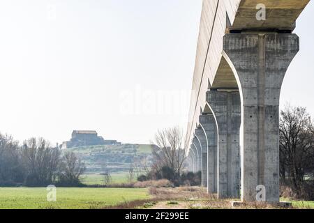 Tiefere Ansicht eines modernen Aquädukts mit seinen Betonsäulen. Tiefbauarbeiten. Wasserverkehrsinfrastruktur Stockfoto